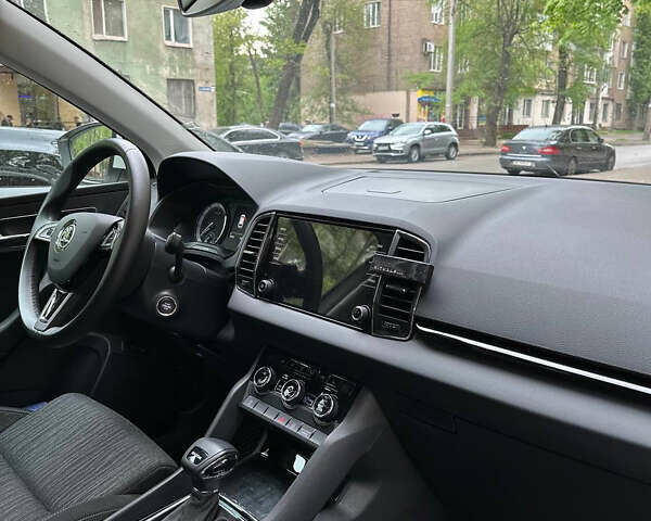 Белый Шкода Karoq, объемом двигателя 1.4 л и пробегом 107 тыс. км за 23500 $, фото 5 на Automoto.ua