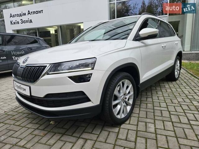 Білий Шкода Karoq, об'ємом двигуна 1.97 л та пробігом 85 тис. км за 27890 $, фото 11 на Automoto.ua
