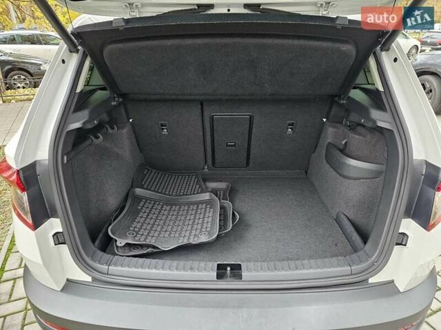 Білий Шкода Karoq, об'ємом двигуна 1.97 л та пробігом 85 тис. км за 27890 $, фото 27 на Automoto.ua