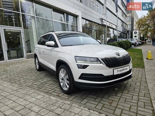 Білий Шкода Karoq, об'ємом двигуна 1.97 л та пробігом 85 тис. км за 27890 $, фото 2 на Automoto.ua