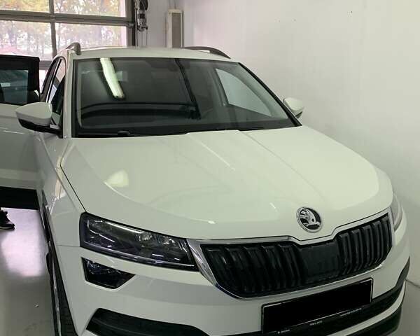 Білий Шкода Karoq, об'ємом двигуна 2 л та пробігом 85 тис. км за 28200 $, фото 1 на Automoto.ua