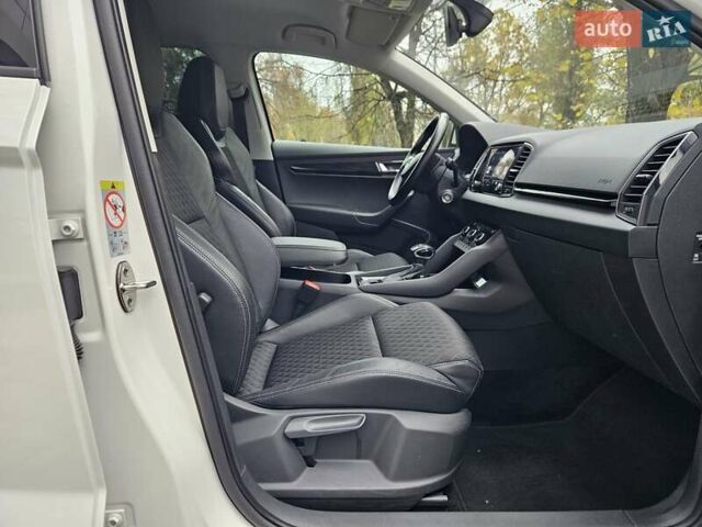Білий Шкода Karoq, об'ємом двигуна 1.97 л та пробігом 85 тис. км за 27890 $, фото 35 на Automoto.ua