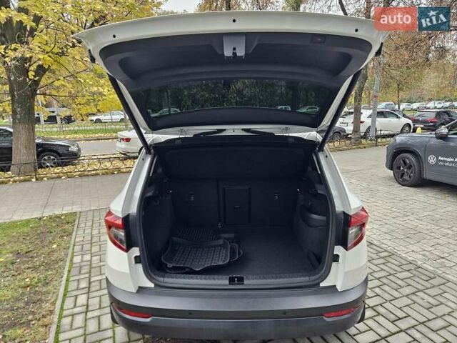 Білий Шкода Karoq, об'ємом двигуна 1.97 л та пробігом 85 тис. км за 27890 $, фото 26 на Automoto.ua