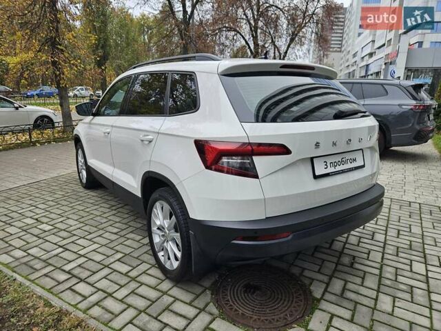 Білий Шкода Karoq, об'ємом двигуна 1.97 л та пробігом 85 тис. км за 27890 $, фото 7 на Automoto.ua