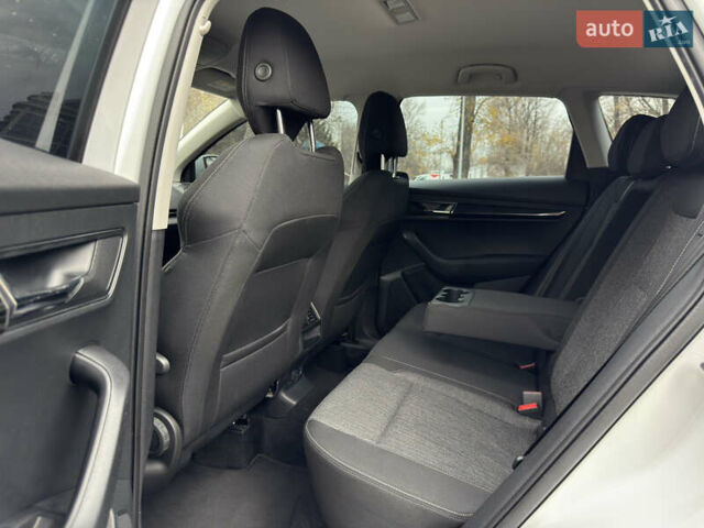 Білий Шкода Karoq, об'ємом двигуна 1.4 л та пробігом 62 тис. км за 21999 $, фото 28 на Automoto.ua
