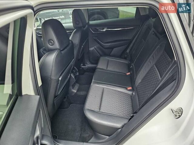 Білий Шкода Karoq, об'ємом двигуна 1.97 л та пробігом 85 тис. км за 27890 $, фото 24 на Automoto.ua