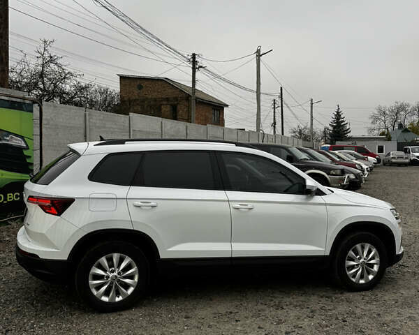 Белый Шкода Karoq, объемом двигателя 1.97 л и пробегом 147 тыс. км за 27800 $, фото 3 на Automoto.ua