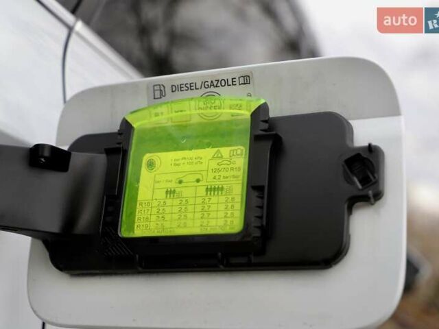 Білий Шкода Karoq, об'ємом двигуна 2 л та пробігом 88 тис. км за 29800 $, фото 61 на Automoto.ua