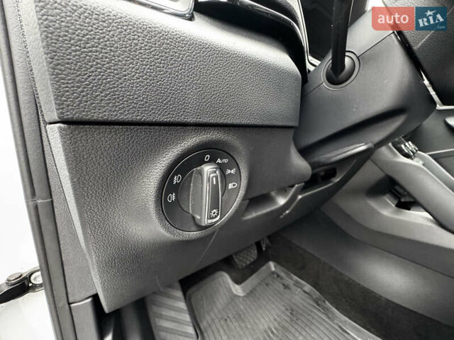 Білий Шкода Karoq, об'ємом двигуна 1.4 л та пробігом 68 тис. км за 24450 $, фото 31 на Automoto.ua