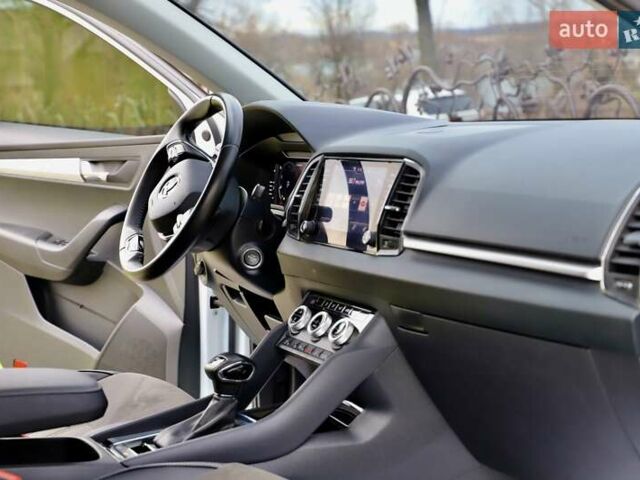 Білий Шкода Karoq, об'ємом двигуна 2 л та пробігом 88 тис. км за 29800 $, фото 88 на Automoto.ua