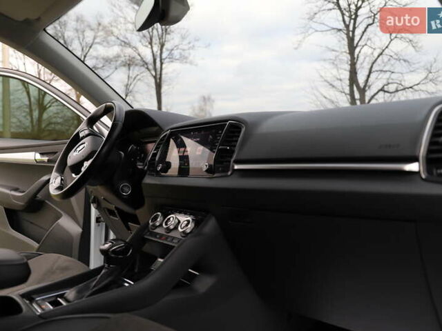 Білий Шкода Karoq, об'ємом двигуна 2 л та пробігом 88 тис. км за 29800 $, фото 90 на Automoto.ua