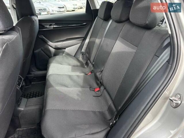 Бежевый Шкода Karoq, объемом двигателя 1.5 л и пробегом 97 тыс. км за 18990 $, фото 14 на Automoto.ua