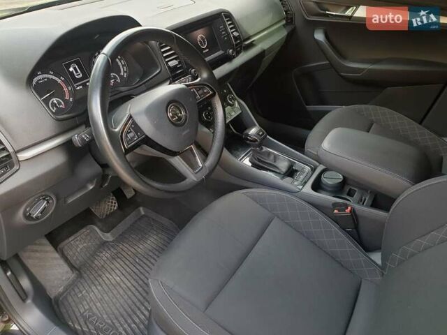Черный Шкода Karoq, объемом двигателя 1.5 л и пробегом 145 тыс. км за 18500 $, фото 4 на Automoto.ua