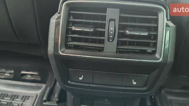 Чорний Шкода Karoq, об'ємом двигуна 1.6 л та пробігом 168 тис. км за 22100 $, фото 17 на Automoto.ua