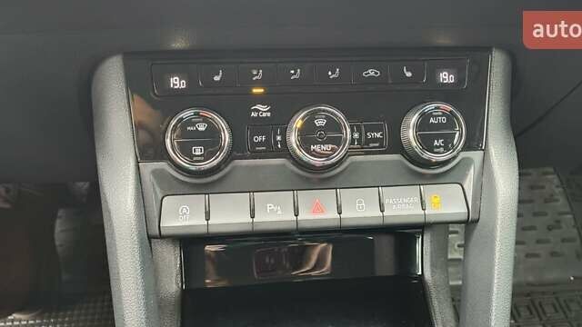 Чорний Шкода Karoq, об'ємом двигуна 1.6 л та пробігом 168 тис. км за 22100 $, фото 16 на Automoto.ua