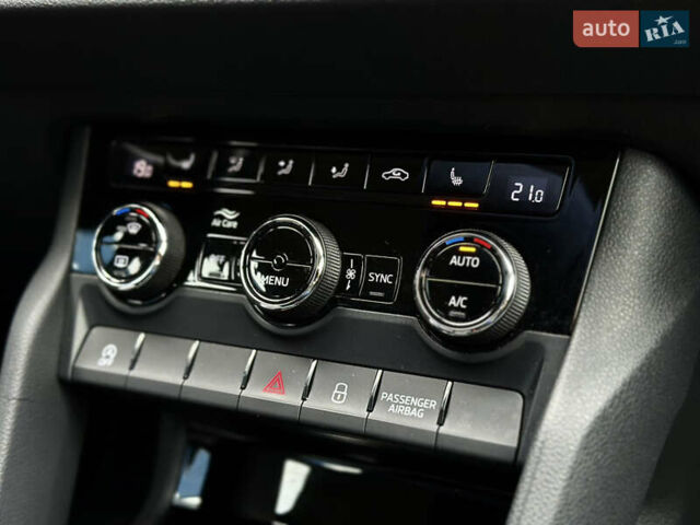 Черный Шкода Karoq, объемом двигателя 1.4 л и пробегом 125 тыс. км за 21799 $, фото 64 на Automoto.ua