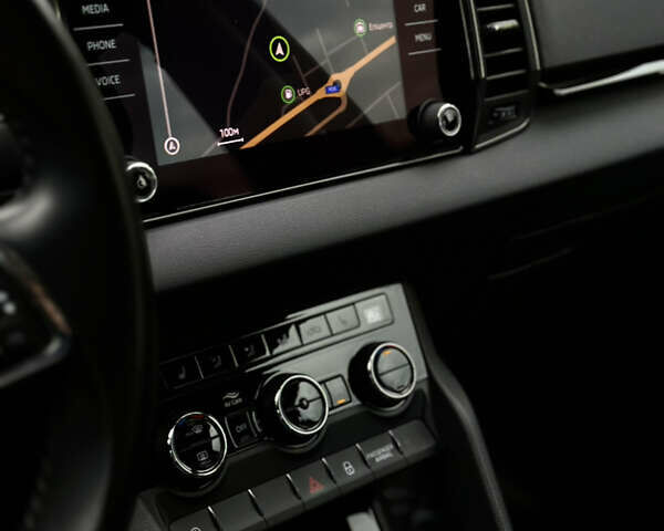 Черный Шкода Karoq, объемом двигателя 1.4 л и пробегом 125 тыс. км за 21799 $, фото 63 на Automoto.ua