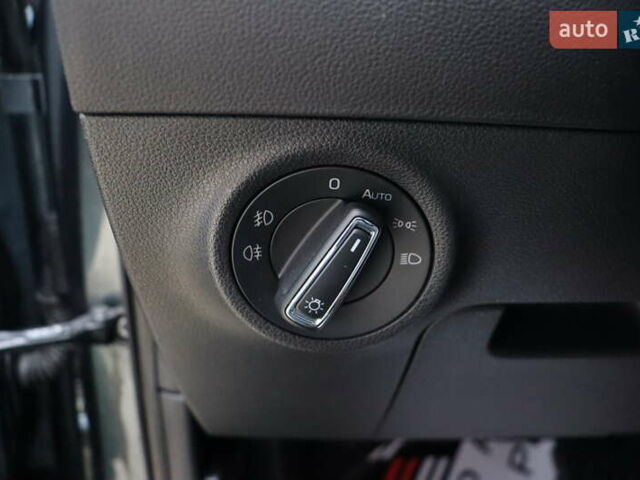 Серый Шкода Karoq, объемом двигателя 1.5 л и пробегом 212 тыс. км за 18900 $, фото 16 на Automoto.ua