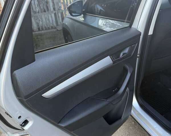 Серый Шкода Karoq, объемом двигателя 2 л и пробегом 220 тыс. км за 18500 $, фото 5 на Automoto.ua