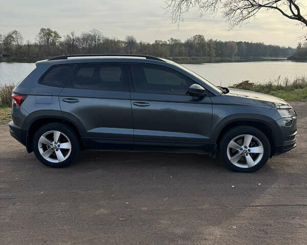 Серый Шкода Karoq, объемом двигателя 1.5 л и пробегом 111 тыс. км за 20500 $, фото 2 на Automoto.ua