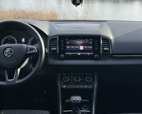 Серый Шкода Karoq, объемом двигателя 1.5 л и пробегом 111 тыс. км за 20500 $, фото 5 на Automoto.ua