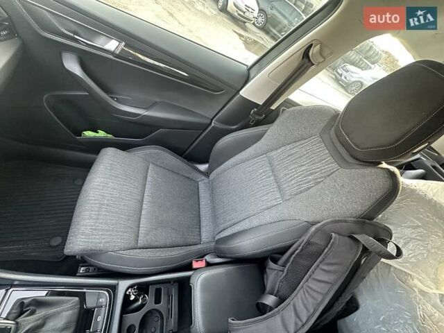 Сірий Шкода Karoq, об'ємом двигуна 1.5 л та пробігом 137 тис. км за 19900 $, фото 29 на Automoto.ua