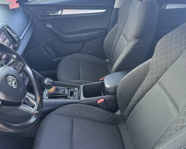 Серый Шкода Karoq, объемом двигателя 2 л и пробегом 220 тыс. км за 18500 $, фото 12 на Automoto.ua