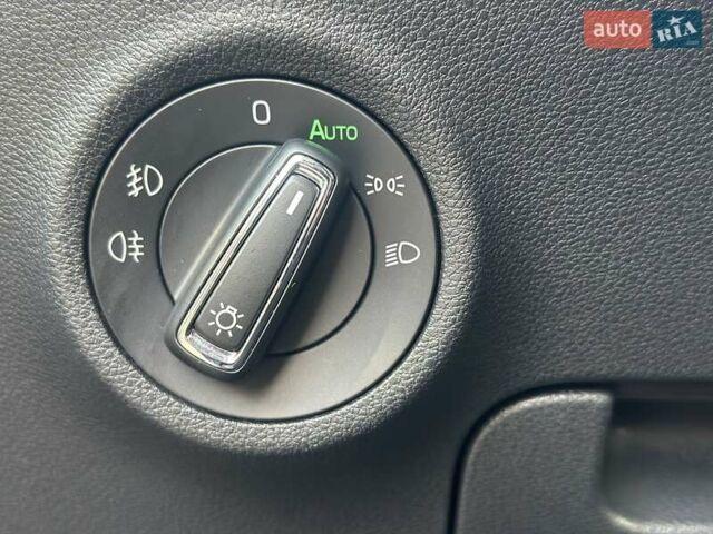 Сірий Шкода Karoq, об'ємом двигуна 1.5 л та пробігом 137 тис. км за 19900 $, фото 21 на Automoto.ua