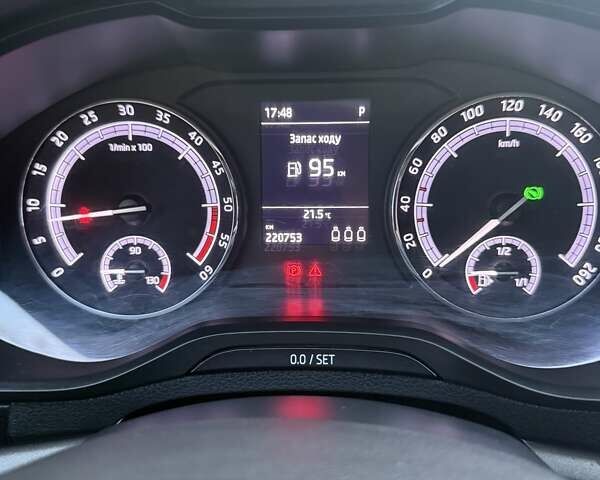 Серый Шкода Karoq, объемом двигателя 2 л и пробегом 220 тыс. км за 18500 $, фото 11 на Automoto.ua