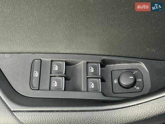 Сірий Шкода Karoq, об'ємом двигуна 1.5 л та пробігом 137 тис. км за 19900 $, фото 23 на Automoto.ua