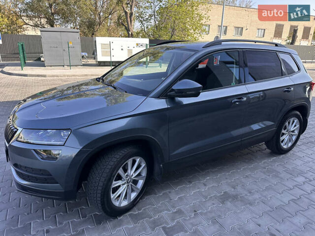 Серый Шкода Karoq, объемом двигателя 1.5 л и пробегом 67 тыс. км за 22200 $, фото 2 на Automoto.ua