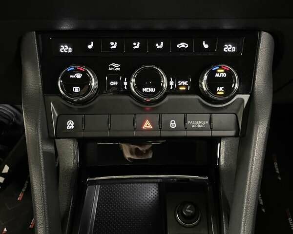 Сірий Шкода Karoq, об'ємом двигуна 1.5 л та пробігом 76 тис. км за 22900 $, фото 64 на Automoto.ua