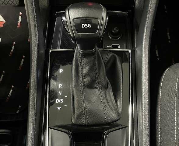 Сірий Шкода Karoq, об'ємом двигуна 1.5 л та пробігом 76 тис. км за 22900 $, фото 63 на Automoto.ua