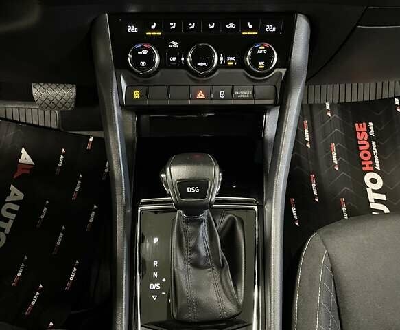 Сірий Шкода Karoq, об'ємом двигуна 1.5 л та пробігом 76 тис. км за 22900 $, фото 60 на Automoto.ua