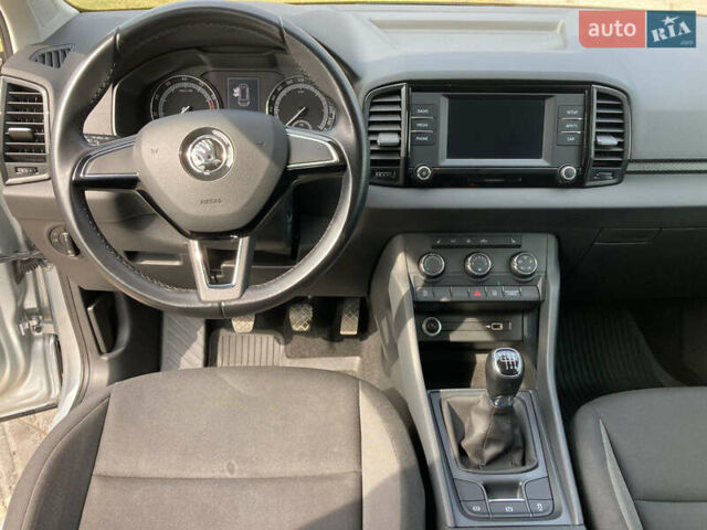 Сірий Шкода Karoq, об'ємом двигуна 1 л та пробігом 68 тис. км за 16200 $, фото 9 на Automoto.ua