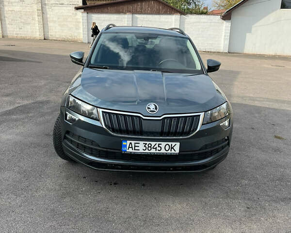 Серый Шкода Karoq, объемом двигателя 1.6 л и пробегом 168 тыс. км за 20800 $, фото 2 на Automoto.ua