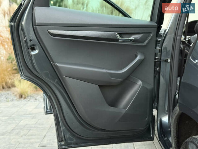 Серый Шкода Karoq, объемом двигателя 2 л и пробегом 165 тыс. км за 31300 $, фото 63 на Automoto.ua