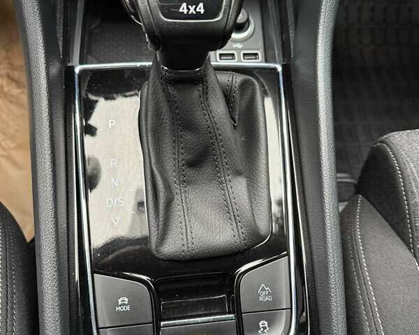 Синій Шкода Karoq, об'ємом двигуна 2 л та пробігом 110 тис. км за 26000 $, фото 10 на Automoto.ua