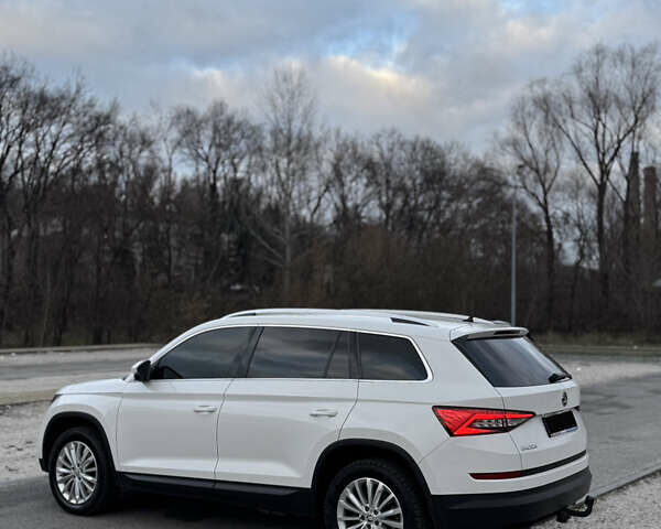 Белый Шкода Kodiaq, объемом двигателя 1.97 л и пробегом 184 тыс. км за 25900 $, фото 12 на Automoto.ua