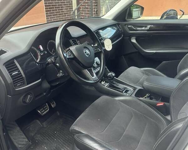 Білий Шкода Kodiaq, об'ємом двигуна 1.97 л та пробігом 277 тис. км за 27000 $, фото 9 на Automoto.ua