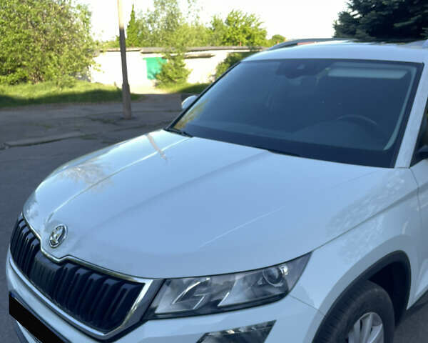 Білий Шкода Kodiaq, об'ємом двигуна 1.97 л та пробігом 137 тис. км за 28700 $, фото 3 на Automoto.ua