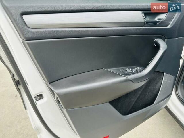 Белый Шкода Kodiaq, объемом двигателя 1.98 л и пробегом 250 тыс. км за 19500 $, фото 12 на Automoto.ua