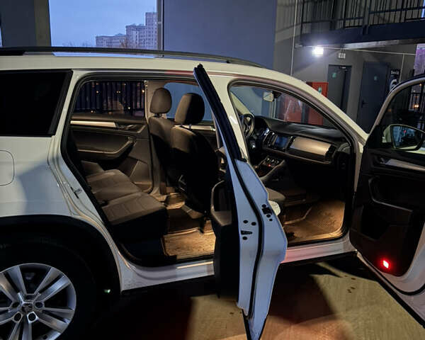 Белый Шкода Kodiaq, объемом двигателя 1.97 л и пробегом 198 тыс. км за 27000 $, фото 7 на Automoto.ua