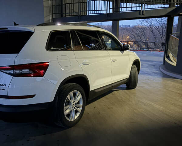 Белый Шкода Kodiaq, объемом двигателя 1.97 л и пробегом 198 тыс. км за 27000 $, фото 4 на Automoto.ua