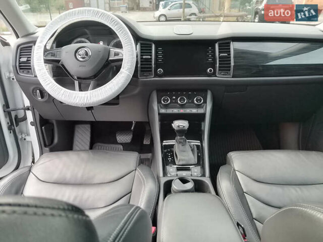 Белый Шкода Kodiaq, объемом двигателя 1.97 л и пробегом 98 тыс. км за 28500 $, фото 21 на Automoto.ua