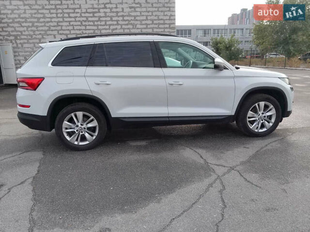 Белый Шкода Kodiaq, объемом двигателя 1.97 л и пробегом 98 тыс. км за 28500 $, фото 2 на Automoto.ua