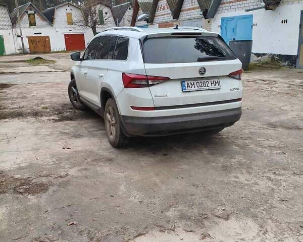 Белый Шкода Kodiaq, объемом двигателя 1.97 л и пробегом 215 тыс. км за 25500 $, фото 4 на Automoto.ua