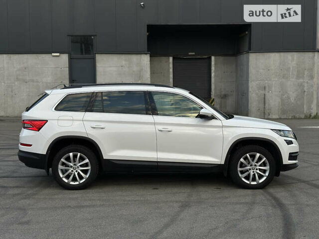 Белый Шкода Kodiaq, объемом двигателя 1.97 л и пробегом 257 тыс. км за 23500 $, фото 2 на Automoto.ua