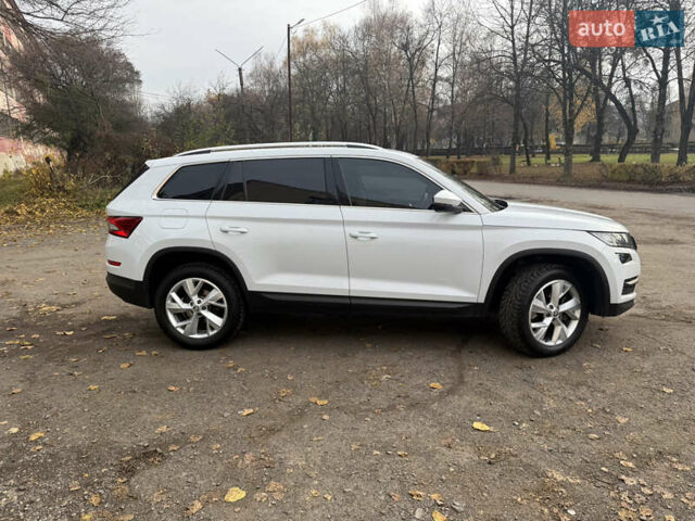 Белый Шкода Kodiaq, объемом двигателя 1.97 л и пробегом 263 тыс. км за 23800 $, фото 4 на Automoto.ua