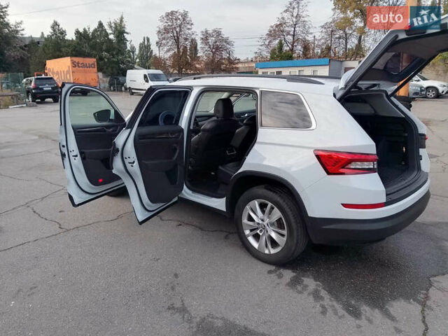 Белый Шкода Kodiaq, объемом двигателя 1.97 л и пробегом 98 тыс. км за 28500 $, фото 14 на Automoto.ua